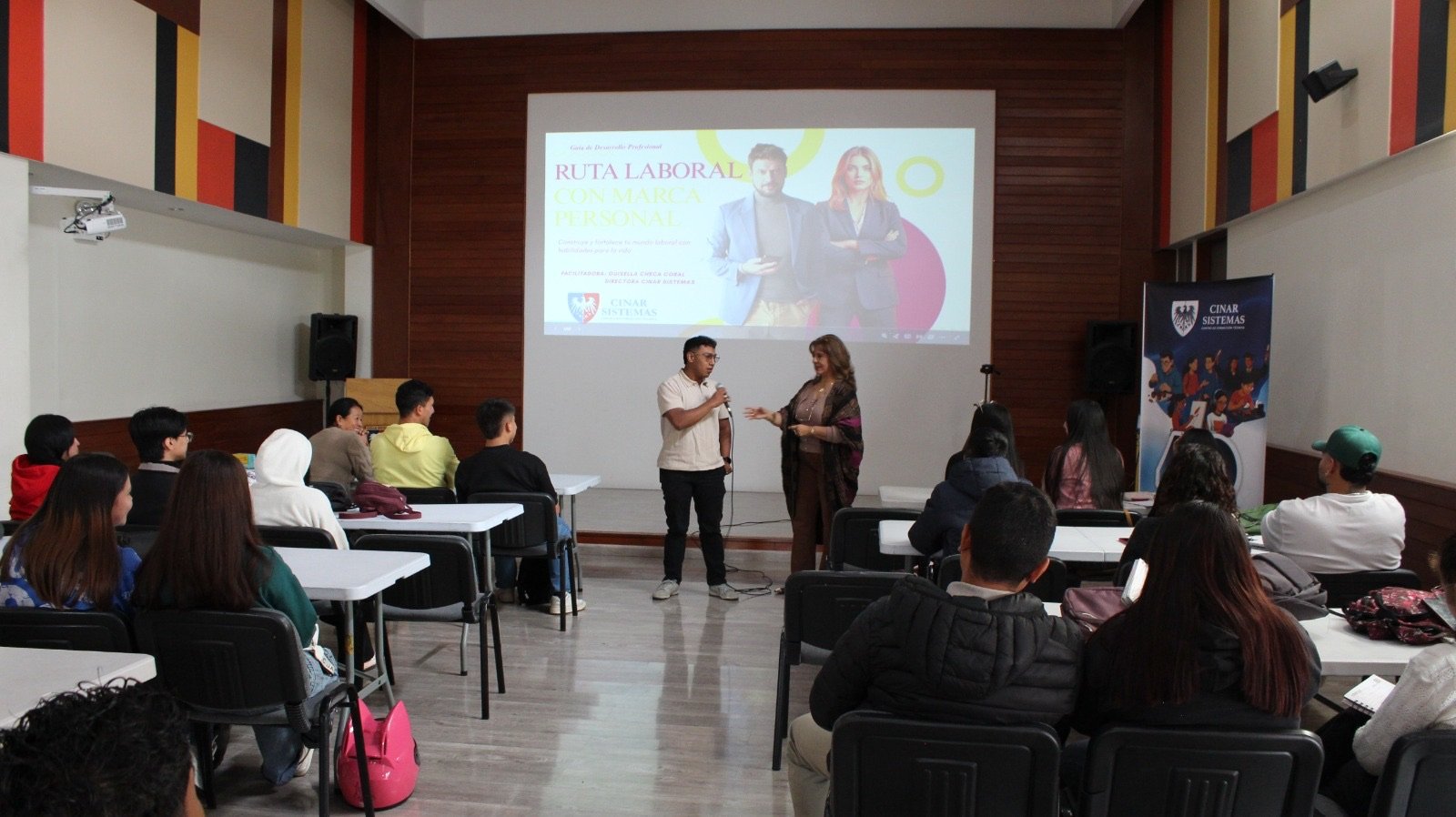 Clase práctica en el auditorio de Cinar Sistemas