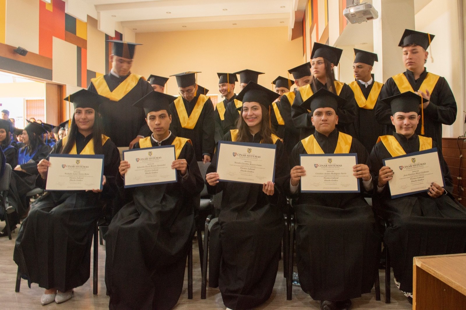Graduados de Cinar Sistemas con sus certificados