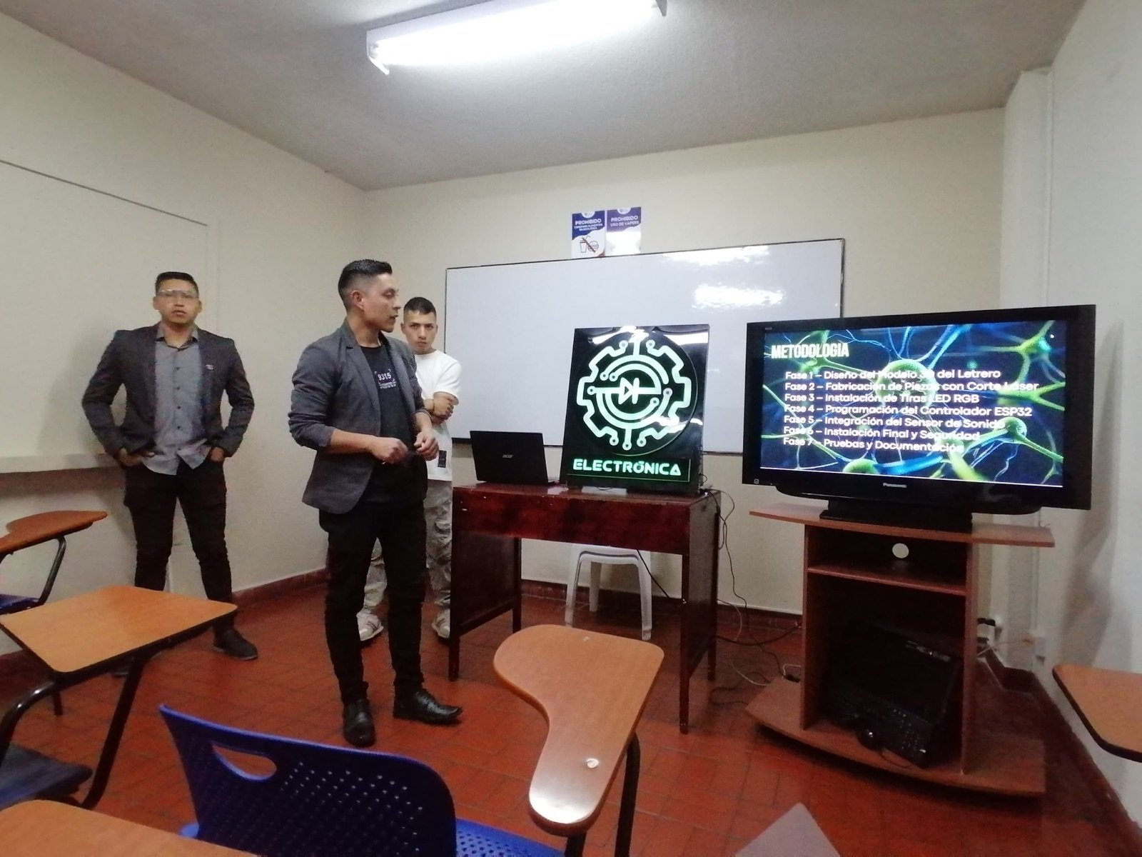 Estudiantes explicando un proyecto de electrónica